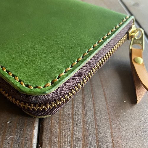 手縫いの抹茶色とキャメル色のラウンドウォレット 長財布 HAKODATE  
