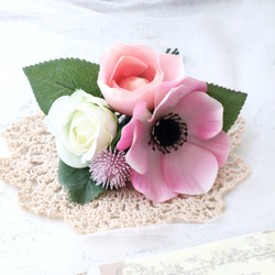 造花ブーケ『白バラとピンクのアネモネのラウンドブーケ』アーティフィシャルフラワー 5枚目の画像
