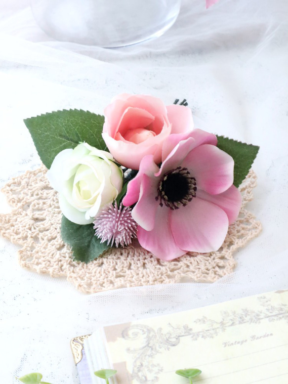 造花ブーケ『白バラとピンクのアネモネのラウンドブーケ』アーティフィシャルフラワー 5枚目の画像