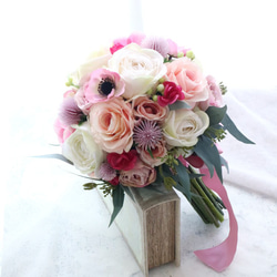 造花ブーケ『白バラとピンクのアネモネのラウンドブーケ』アーティフィシャルフラワー 6枚目の画像