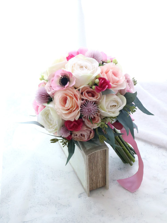造花ブーケ『白バラとピンクのアネモネのラウンドブーケ』アーティフィシャルフラワー 6枚目の画像