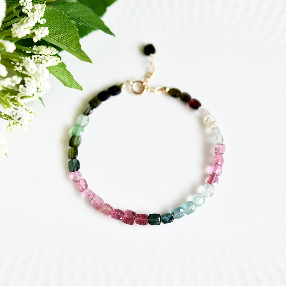 マイナスイオンパワーで健康をもたらす マルチカラーキューブトルマリンのブレスレット　10月誕生石