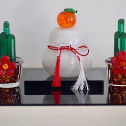 年内発送12/26まで❣️透明泡入り・大きい鏡餅×つぶつぶみかん❣️　黒塗り台・箱付 5枚目の画像