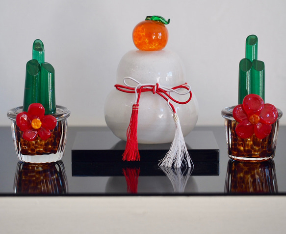 年内発送12/26まで❣️透明泡入り・大きい鏡餅×つぶつぶみかん❣️　黒塗り台・箱付 5枚目の画像