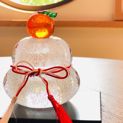 年内発送12/26まで❣️透明泡入り・大きい鏡餅×つぶつぶみかん❣️　黒塗り台・箱付 2枚目の画像