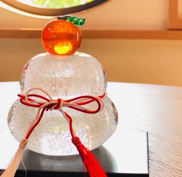 年内発送12/26まで❣️透明泡入り・大きい鏡餅×つぶつぶみかん❣️　黒塗り台・箱付 2枚目の画像