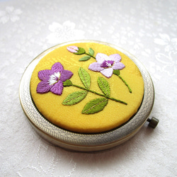 日本刺繍【桔梗】絹のコンパクトミラー  AG 　 ◆山吹色◆　刺繍 手刺繍 花刺繍 伝統工芸 4枚目の画像