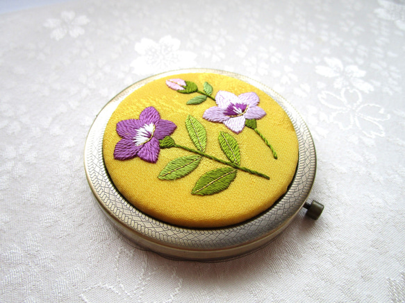 日本刺繍【桔梗】絹のコンパクトミラー  AG 　 ◆山吹色◆　刺繍 手刺繍 花刺繍 伝統工芸 4枚目の画像