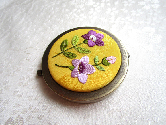 日本刺繍【桔梗】絹のコンパクトミラー  AG 　 ◆山吹色◆　刺繍 手刺繍 花刺繍 伝統工芸 5枚目の画像