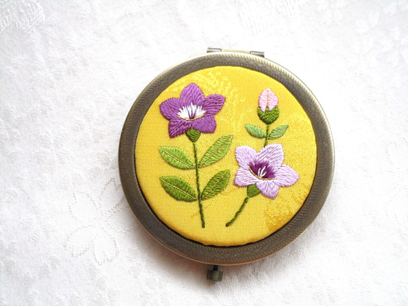 日本刺繍【桔梗】絹のコンパクトミラー  AG 　 ◆山吹色◆　刺繍 手刺繍 花刺繍 伝統工芸 3枚目の画像