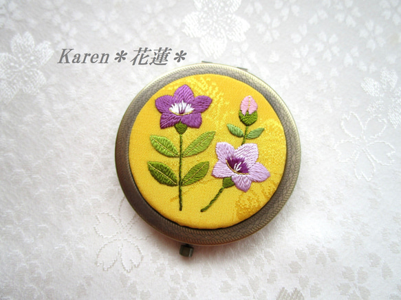 日本刺繍【桔梗】絹のコンパクトミラー  AG 　 ◆山吹色◆　刺繍 手刺繍 花刺繍 伝統工芸 1枚目の画像
