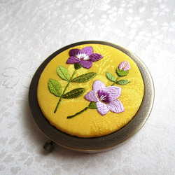 日本刺繍【桔梗】絹のコンパクトミラー  AG 　 ◆山吹色◆　刺繍 手刺繍 花刺繍 伝統工芸 2枚目の画像