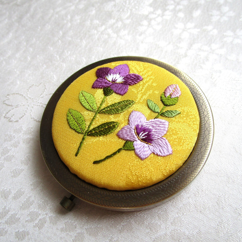 日本刺繍【桔梗】絹のコンパクトミラー AG ◇山吹色◇ 刺繍 手刺繍 花