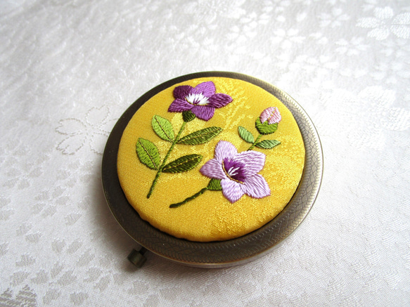 日本刺繍【桔梗】絹のコンパクトミラー  AG 　 ◆山吹色◆　刺繍 手刺繍 花刺繍 伝統工芸 2枚目の画像