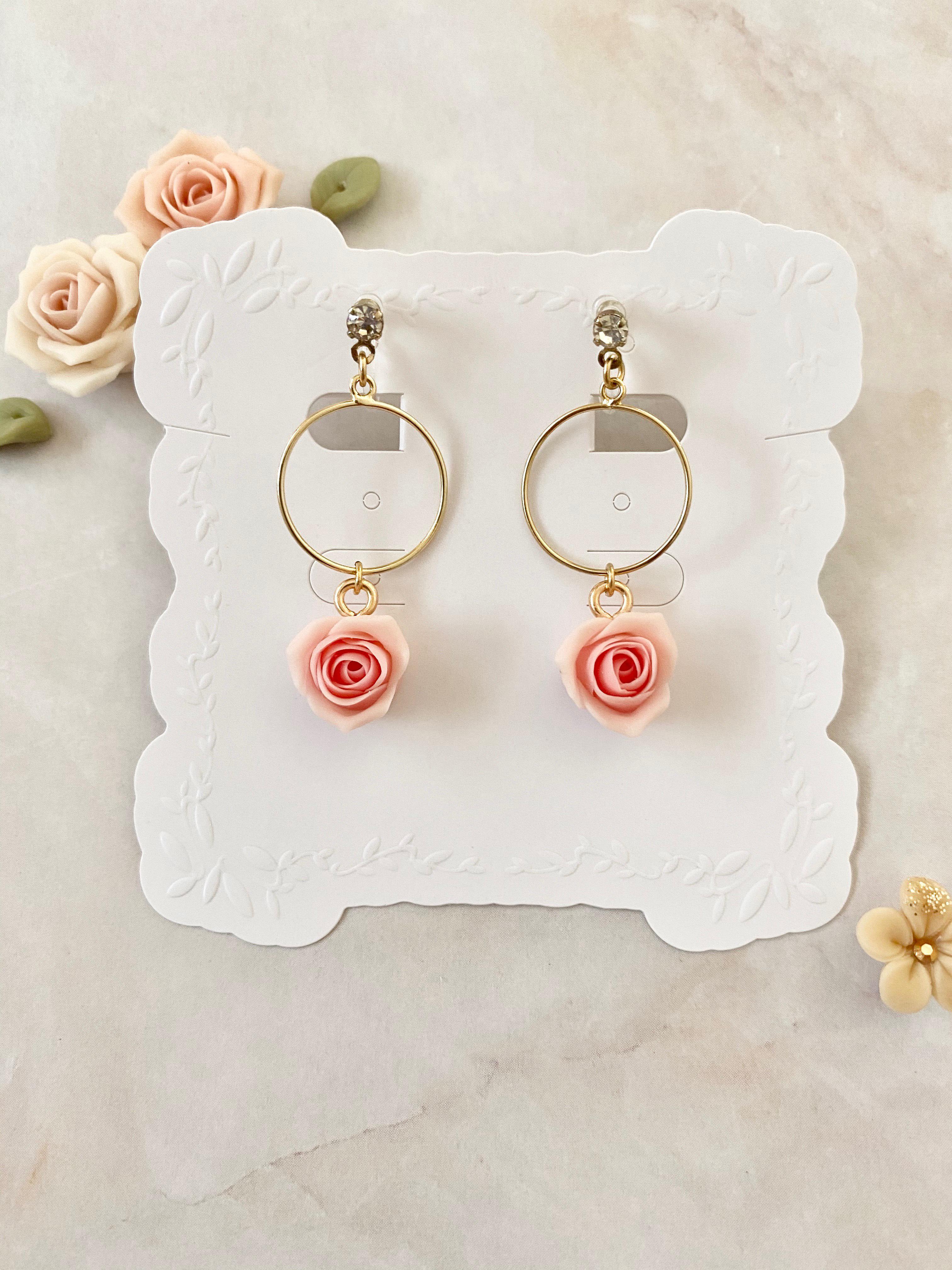 訳ありお値下げ品】薔薇とフープのおしゃれなイヤリングorピアス(シェルピンク イヤリング・ノンホールピアス Acoril* 通販|Creema(クリーマ) 赤いバラをゴールドで縁どりました♪ハンドメイド☆イヤリング