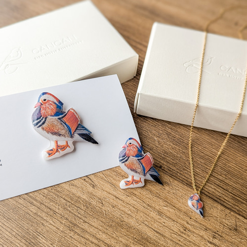 華やかなオシドリの樹脂ブローチ 野鳥/セレモニー/カラフル ブローチ