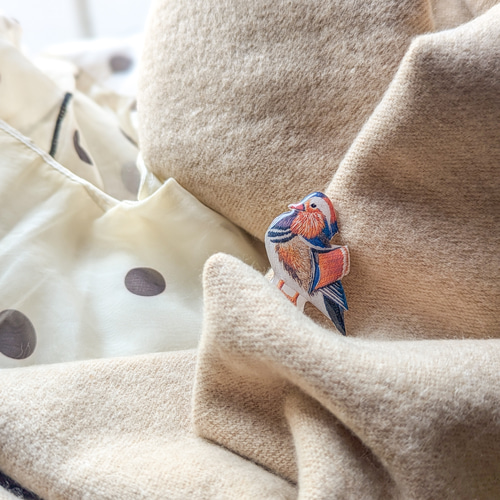 華やかなオシドリの樹脂ブローチ 野鳥/セレモニー/カラフル ブローチ