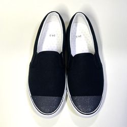 暗黑 x 蹩腳黑雙色懶人鞋（22.0 公分至 29.0 公分） 防水處理 第3張的照片