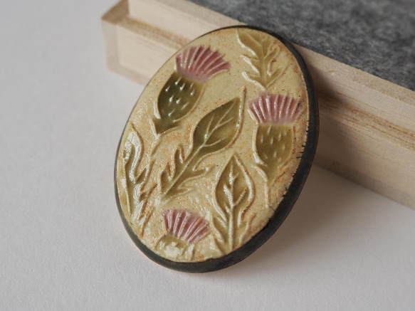陶製胸針“薊” 第2張的照片