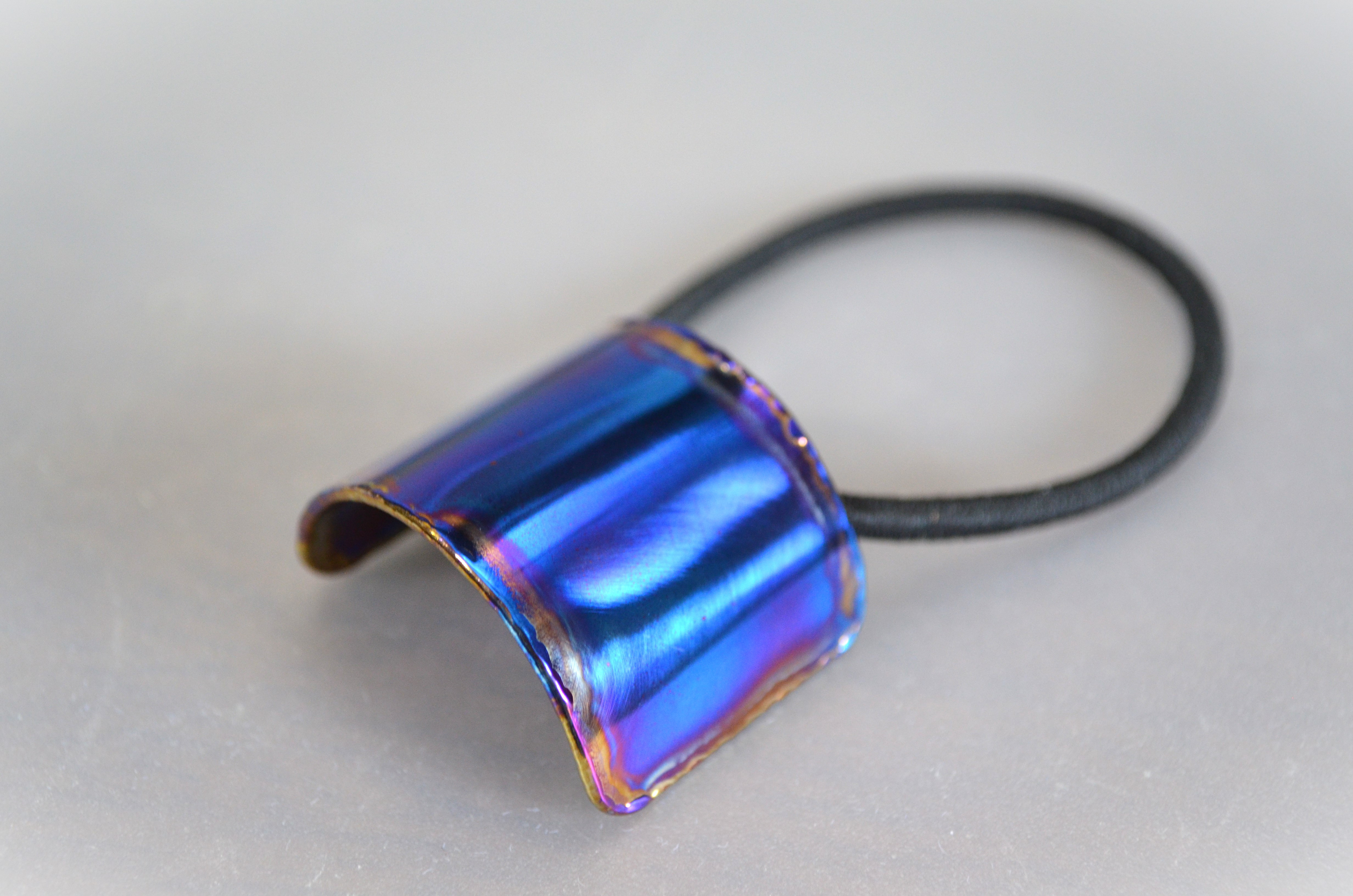 Titanium hair tie・チタンの髪留め=青鏡縁溶け=