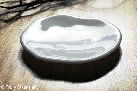 白色ガラスの器 -「 KAZEの肌 」● 21cm・光沢 1枚目の画像