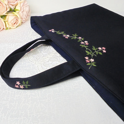お受験 手刺繍濃紺レッスンバッグ　わすれな草　ピンク 3枚目の画像