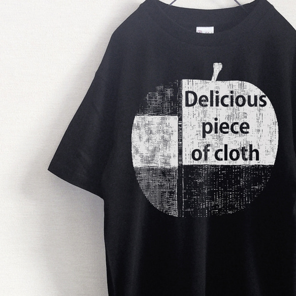 大きなりんご　メンズ・レディース　Tシャツ（黒） 1枚目の画像