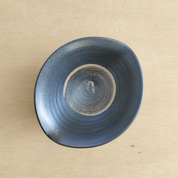 【訳あり品】変形鉢／黒・焼き〆陶器（レンジ、オーブン、食洗機ＯＫ） 2枚目の画像