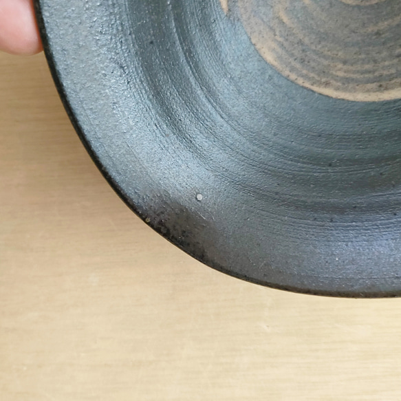 【訳あり品】変形鉢／黒・焼き〆陶器（レンジ、オーブン、食洗機ＯＫ） 3枚目の画像