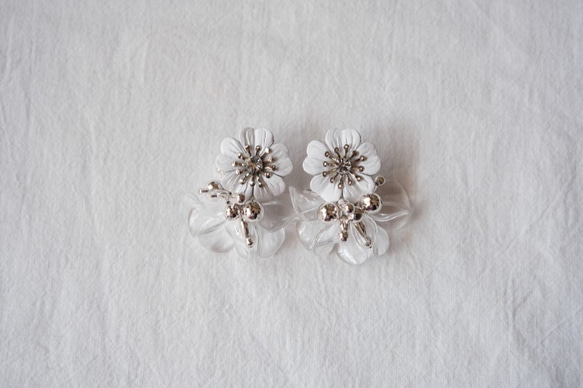 【残り１点】白レザー花とクリア花びらのピアス 4枚目の画像