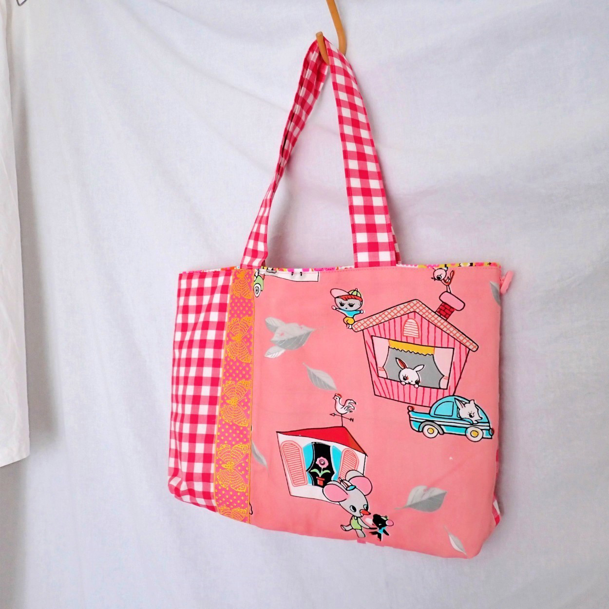 昭和レトロ 子ども用ピンクの布団リメイクBAG　ウサギとネズミとヤギ？【一点もの】