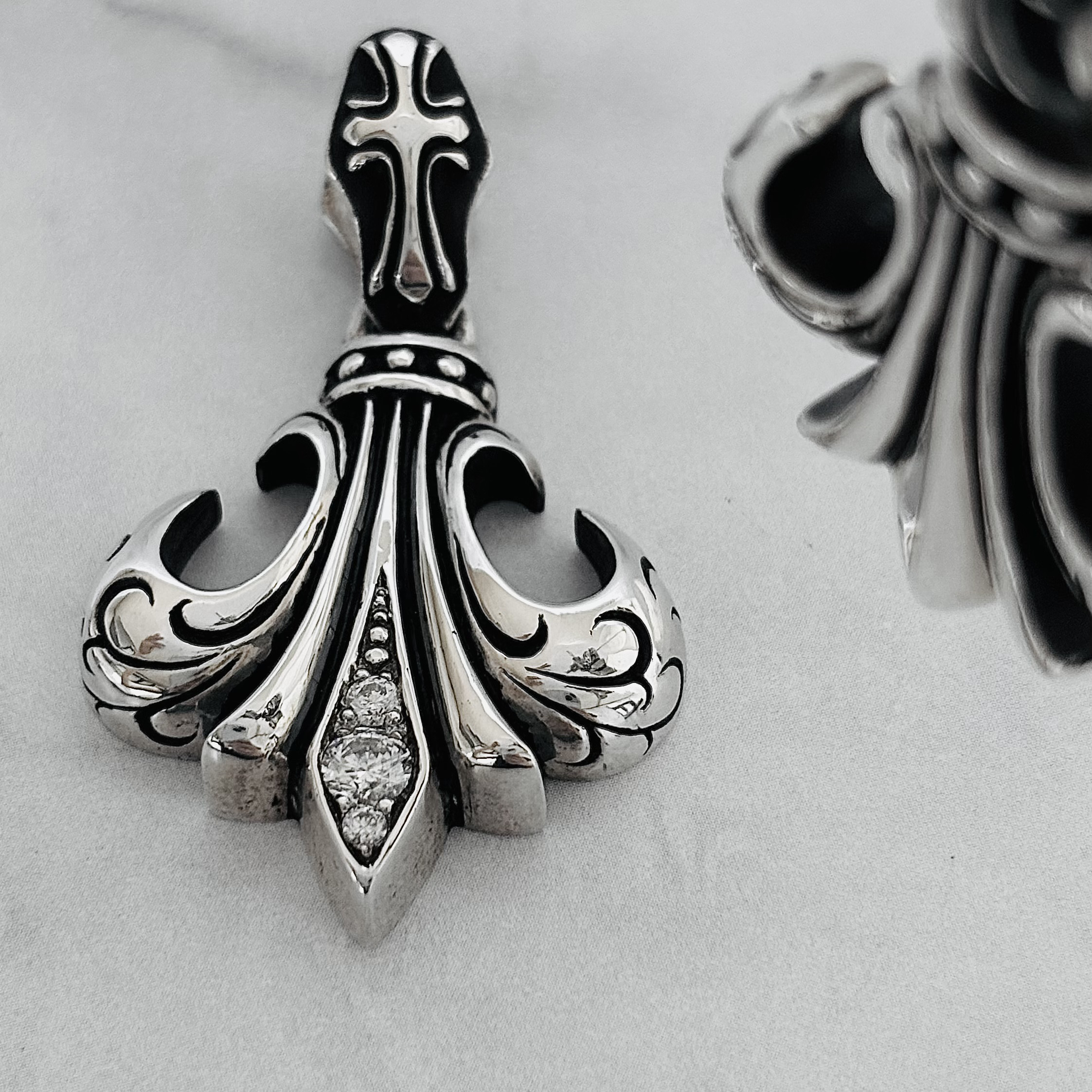 《fleur de lis》意志を刻むペンダント｜silver925・鏡面＋燻し・ユリ・ジルコニア・ユニセックス