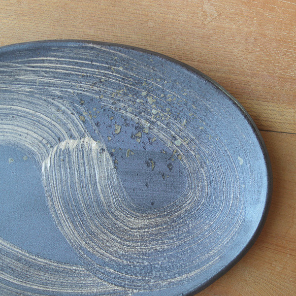 【訳あり品】刷毛目楕円皿／黒・焼き〆陶器（レンジ、オーブン、食洗機対応） 5枚目の画像