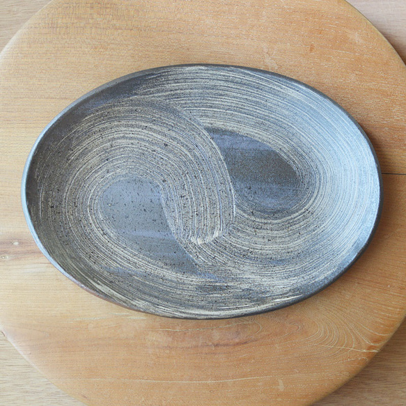 【訳あり品】刷毛目楕円皿／黒・焼き〆陶器（レンジ、オーブン、食洗機対応） 7枚目の画像