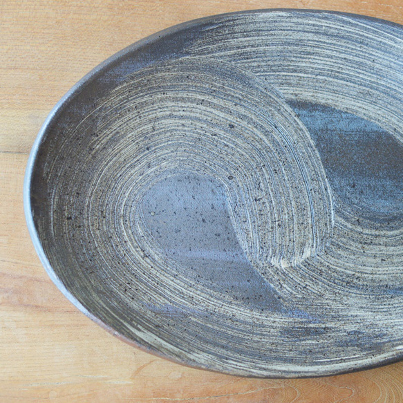 【訳あり品】刷毛目楕円皿／黒・焼き〆陶器（レンジ、オーブン、食洗機対応） 8枚目の画像
