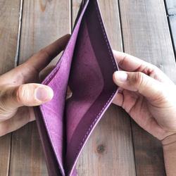 イタリアンレザーを使用した紫色の二つ折り財布 6枚目の画像