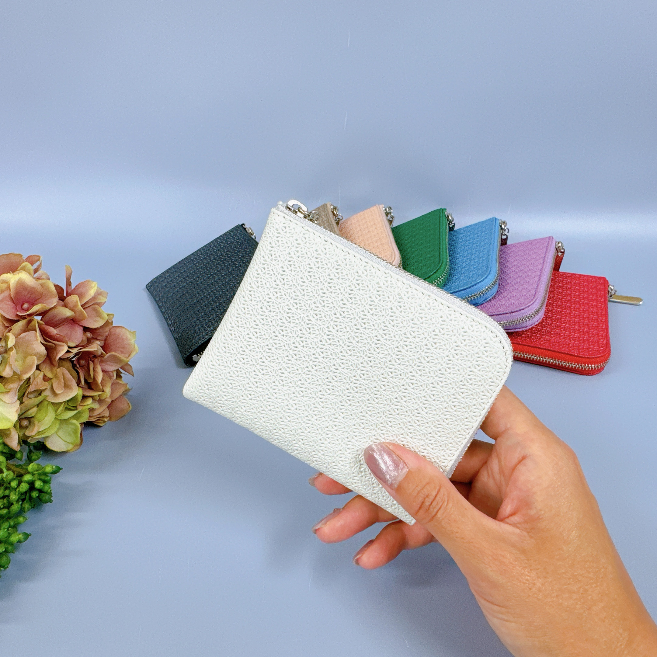 薄マチで使いやすい ハーフ財布 牛革 レース型押し ホワイトパール 日本製 コンパクト財布《Squeeze スクイーズ》