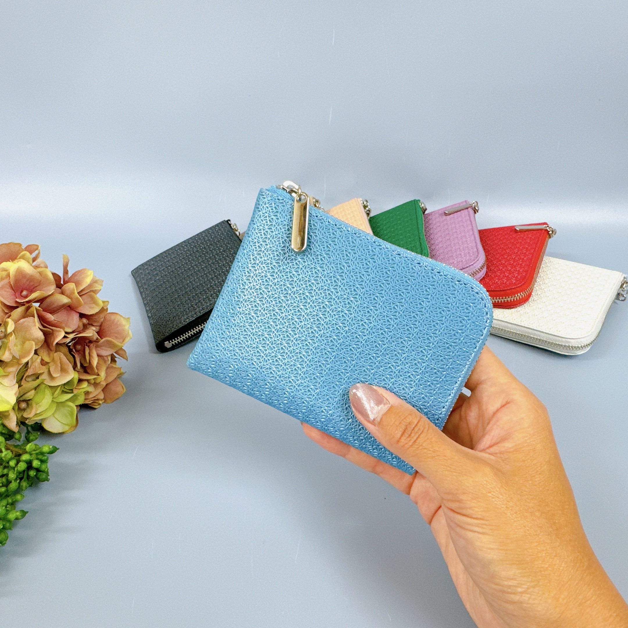 薄マチで使いやすい ハーフ財布 牛革 レース型押し スカイブルー 日本製 コンパクト財布《Squeeze スクイーズ》