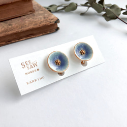 丸いお花のイヤリング “sophia” blue 5枚目の画像
