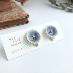 丸いお花のイヤリング “sophia” blue 1枚目の画像
