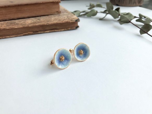 丸いお花のイヤリング “sophia” blue 6枚目の画像