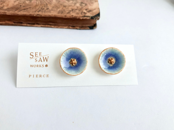 丸いお花のピアス（14kgf ） “sophia” blue 2枚目の画像