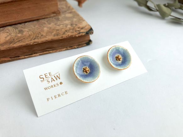 丸いお花のピアス（14kgf ） “sophia” blue 4枚目の画像
