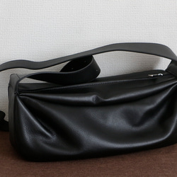 身軽本革シンプルなショルダーバッグ斜め掛けカジュアルバッグ黒 3枚目の画像