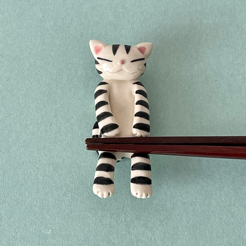 箸置き眠り猫・仰向け(白黒ハチワレ猫他) 箸・箸置き ulalaneko 通販