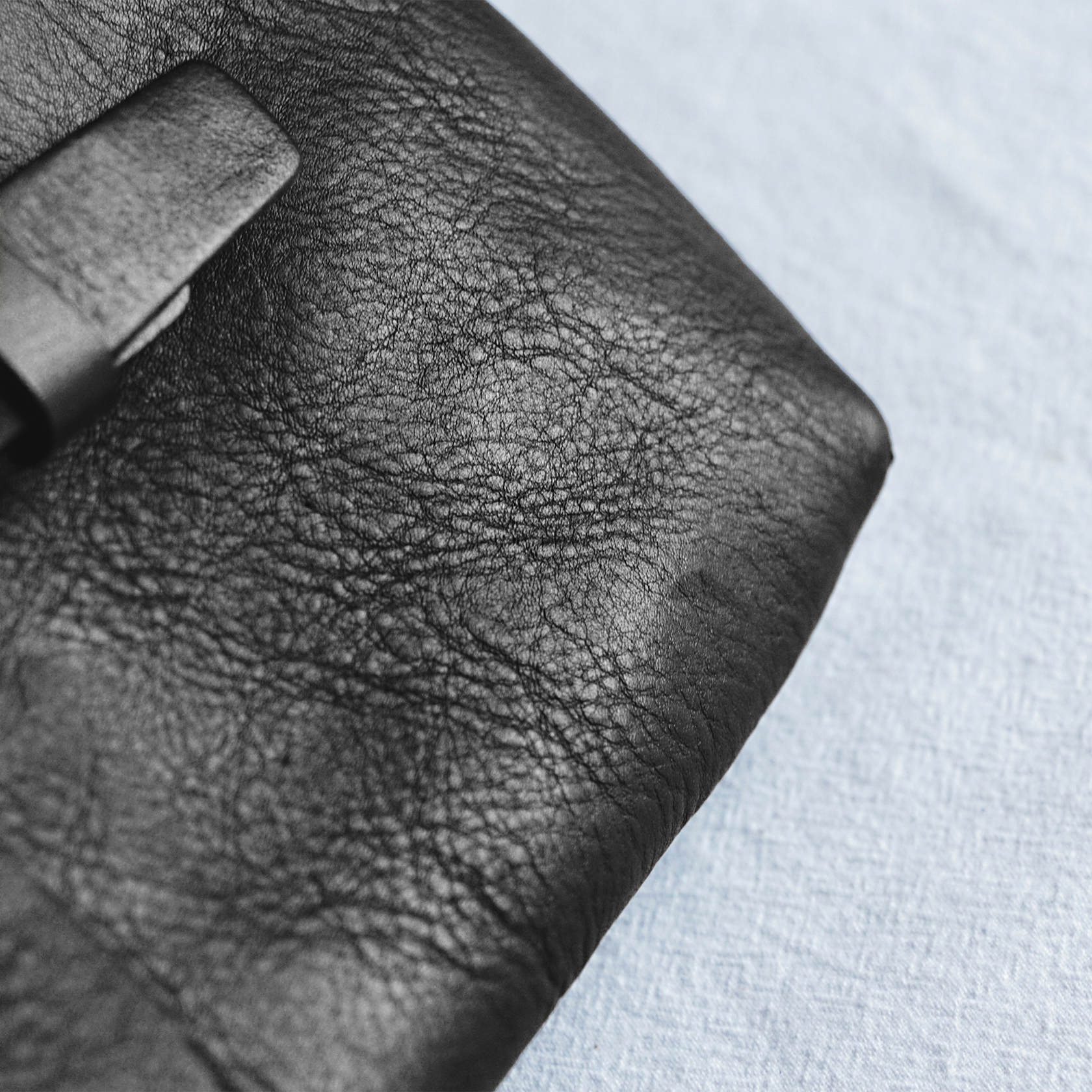 身軽シンプルな牛革ショルダーバッグ　軽いポシェットバッグ　黒色