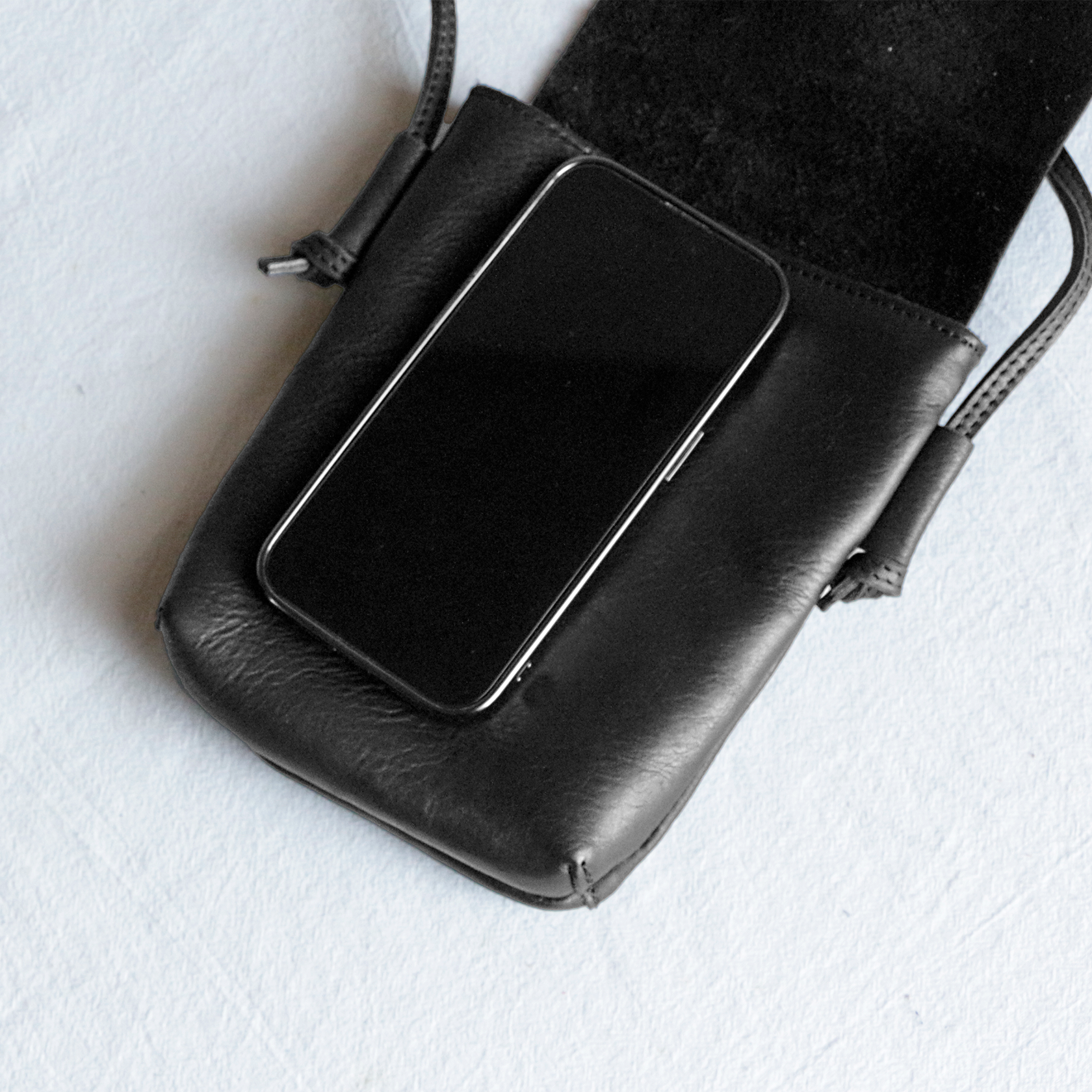 身軽シンプルな牛革ショルダーバッグ　軽いポシェットバッグ　黒色