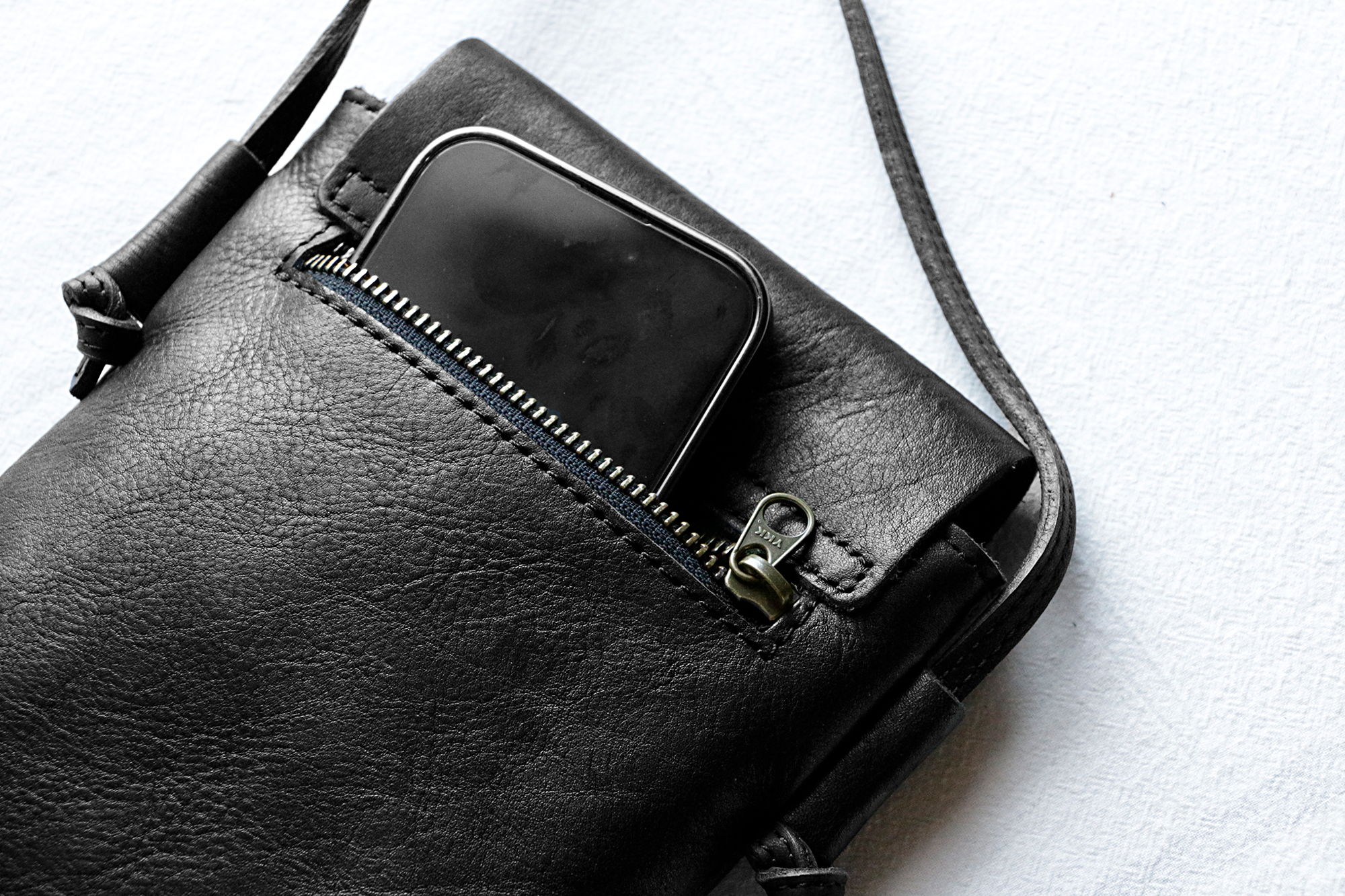 身軽シンプルな牛革ショルダーバッグ　軽いポシェットバッグ　黒色