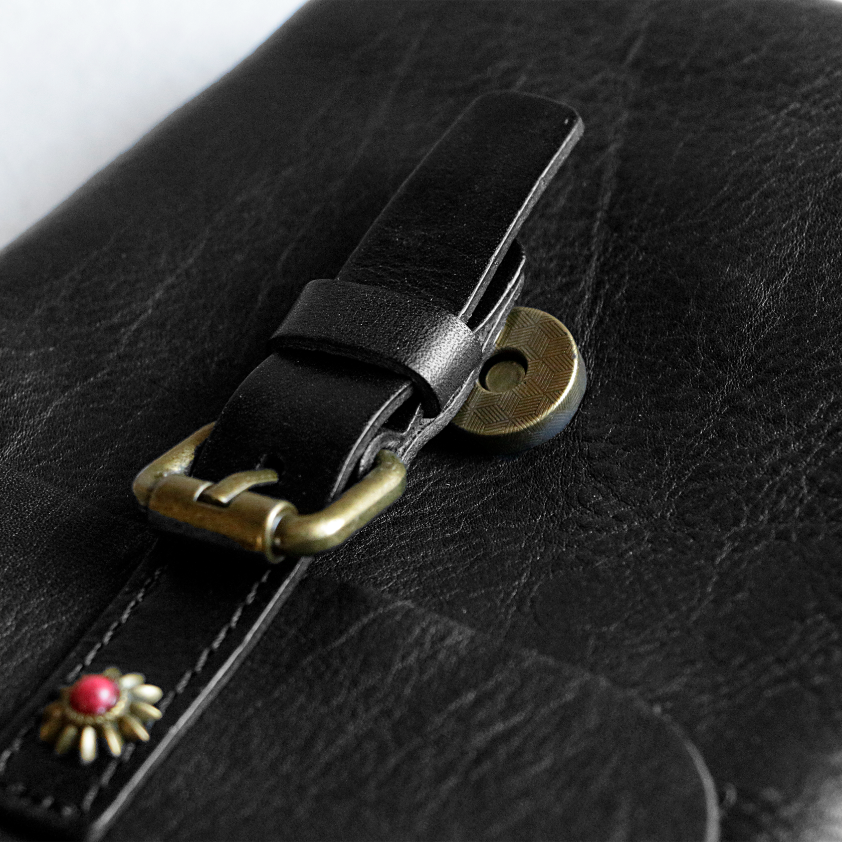 身軽シンプルな牛革ショルダーバッグ　軽いポシェットバッグ　黒色