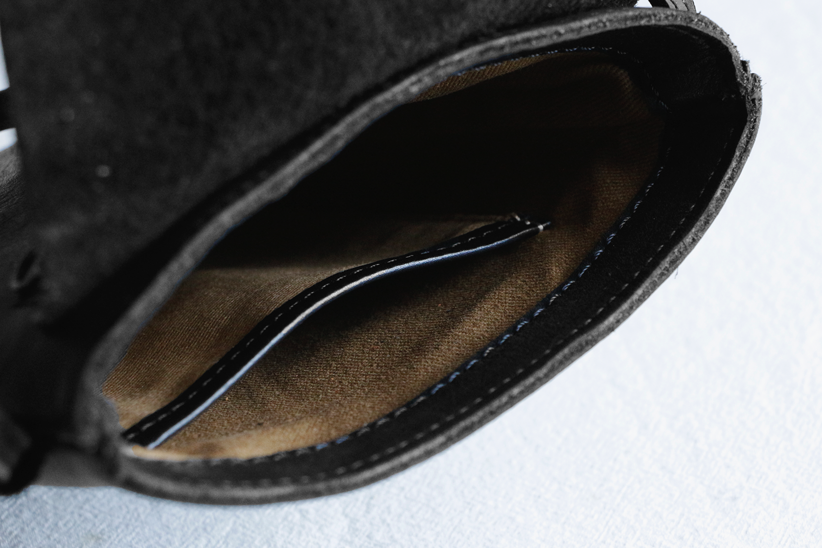 身軽シンプルな牛革ショルダーバッグ　軽いポシェットバッグ　黒色